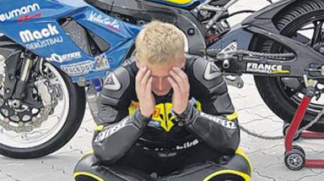 Niedergeschlagen: Marc Neumann vor seinem Motorrad.  