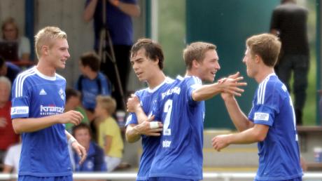 Die Spieler des FV Illertissen feiern ein 3:0 gegen Rosenheim und die Tabellenführung in der bayerischen Regionalliga