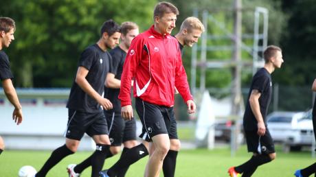 Startet jetzt mit seinen Mannen in die neue Saison: Spatzen-Trainer Stephan Baierl (im roten Dress).