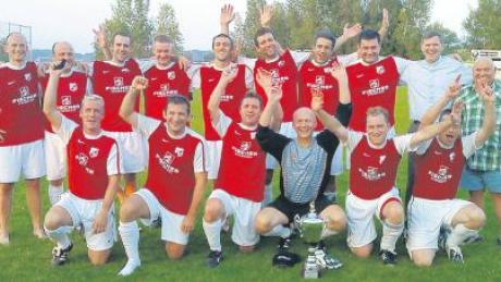 Die AH-Fußballer des BC Adelzhausen konnten auch in Affing jubeln. Durch einen 2:1-Erfolg verteidigte das Team von Andi Greppmeir den ostschwäbischen Pokal. 