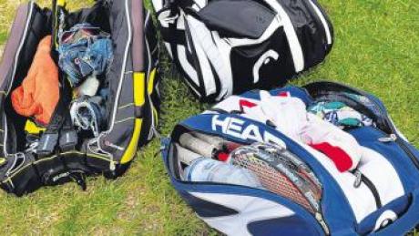 Mit voll bepackten Taschen reisen die Spieler zu Tennisturnieren an, schließlich braucht man Kleidung und Getränke für mehrere Partien.  