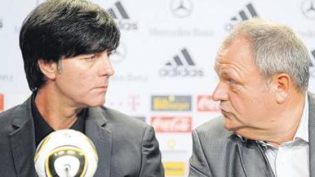 Haben sich auf vielen Pressepodien unaufgeregt den Ball zugespielt: Bundestrainer Joachim Löw und DFB-Pressesprecher Harald Stenger.   