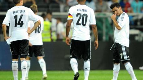 Die DFB-Spieler verlassen nach der 1:3-Pleite gegen Argentinien den Platz. 
