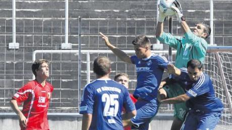 Die Illertisser versuchten am Samstag in Augsburg alles, um die erste Saisonniederlage in der Regionalliga zu vermeiden, aber ohne Erfolg. Hier klärt FCA-Keeper Ioannis Gelios vor Ugur Yilmaz.