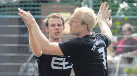Endlich konnten auch beim TSV Leitershofen gejubelt werden. Marcus Bertele und Dominik Bröll (von links) wollen den Aufwärtstrend auch in Großaitingen fortsetzen. 