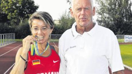 Erfolgreiche Partnerschaft: EM-Silbermedaillengewinnerin Rita Holzbock und ihr Burgauer Trainer Manfred Skibbe beim Wiedersehen nach den Wettkämpfen in Zittau. 