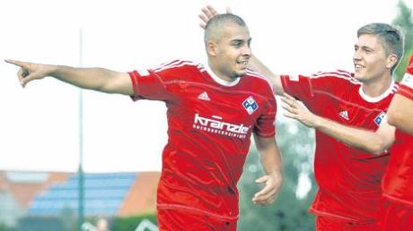 Der Illertisser Torschütze Ugur Yilmaz (links) freut sich über seinen Treffer gegen den VfL Frohnlach und wird von seinem Mannschaftskameraden Uli Klar beglückwünscht. Am Ende siegte der FVI sicher mit 3:0. 