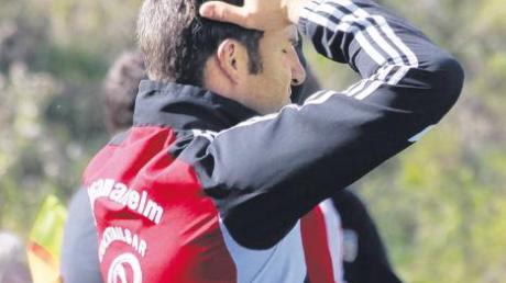 Zusamaltheims Trainer Andreas Seiler schlägt bei der 1:2-Niederlage gegen Osterbuch die Hände über dem Kopf zusammen. 