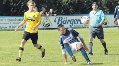 Gegen den TSV Leitershofen kam der FSV Großaitingen, hier Michael Deschler, nie richtig auf die Füße und verlor mit 0:3. Somit muss der Aufsteiger weiter auf seinen ersten Heimsieg warten.  