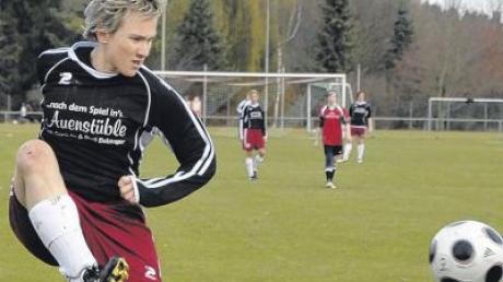 Eine der stärksten Spielerinnen des FSV Wehringen ist Steffi Zerrle. Sie ist, wie auch beim Spiel in Wattenweiler, oft nur mit einer Notbremse zu stoppen.  