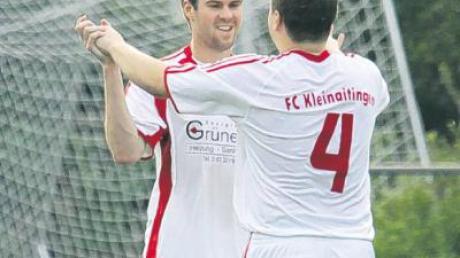 Der Torschütze zum 1:0 für Kleinaitingen, Manuel Müller (links), freut sich mit seinem Teamkollegen über den Pokalsieg gegen Leitershofen. 