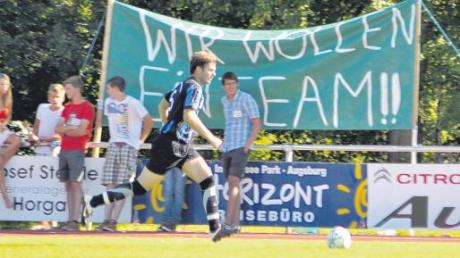 Die Spieler der FC Horgau und der SpVgg Auerbach/Auerbach hatten während des Derbys keinen Blick für das große Transparent übrig, auf dem stand „Wir wollen ein Team!“. 