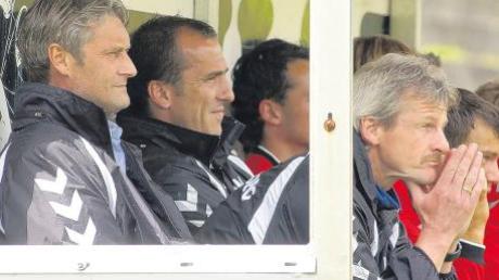 Unter Cheftrainer Armin Veh (links), der zurzeit bei Eintracht Frankfurt tätig ist, saßen Herbert Wiest und Kurt Kowarz als Co-Trainer auf der Bank des FC Augsburg. Heute begegnen sie sich im Landkreisduell Meitingen – Dinkelscherben. 