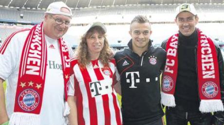 Einmal den Bayernstar Xherdan Shaqiri (Dritter von links) treffen: Für den Höchstädter Jürgen Filzinger (ganz links) wurde das wahr. 