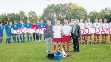 Werner Krause (Zweiter von rechts) erreichte mit 1000 Spielen einen Meilenstein in der Klosterlechfelder Vereinsgeschichte. Ihm gratulierten (von links) Johann Fronius, Thomas Dallmeier und Bürgermeister Peter Schweiger.