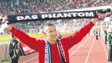 Im Rahmen eines Freundschaftsspiels gegen den deutschen Meister Borussia Dortmund wurde Marek Mintal offiziell vom Profifußball verabschiedet. Das „Phantom“ – so sein Spitzname – kickt aber in dieser Saison für die U23 des 1. FC Nürnberg, die am kommenden Samstag beim TSV Rain antreten wird.  