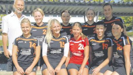 Trainer Jürgen Böck (links) und seine erste Damenmannschaft des FC Kleinaitingen wollen in ihrer ersten Saison in der Bezirksliga nichts mit dem Abstieg zu tun haben und die Klasse halten.  
