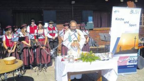 Eine Bergmesse bei bestem Wetter feierte der BLSV mit Pfarrer Richard Dick und 500 Gläubigen an der Buchloer Hütte.  