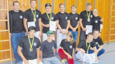 Alle Ehinger Kampfsportler freuten sich über die Medaillen von Christoph Finkel, Maximilian Girstenbrei, Maximilian Matzner (hinten von links) sowie Johannes Kukula und Michael Schey (vorne) bei der bayerischen Meisterschaft. 