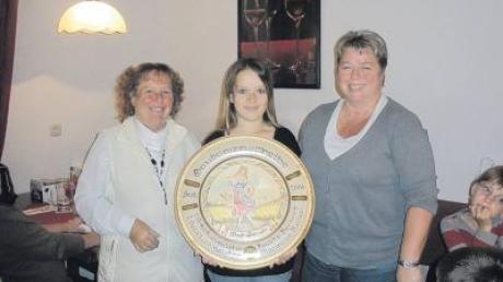 Sonja Rittel (Mitte) konnte sich über die Ehrenscheibe 2012 freuen. Es gratulierten Zweite Gaudamenleiterin Anita Rittel (links) und Erste Gaudamenleiterin Herta Schuld.  