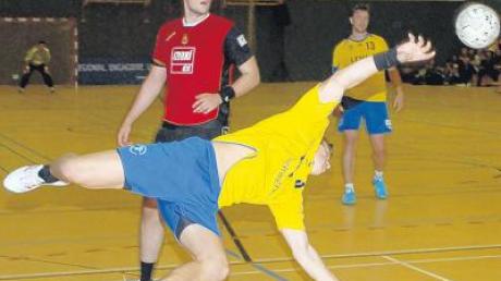 Den Dreh raus haben momentan die Schwabmünchner Handballer (in Gelb). Sie starteten mit drei Siegen aus drei Spielen perfekt in die Saison. 