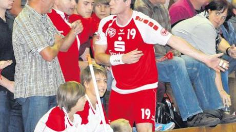 Diskutieren statt agieren: Nach seiner Roten Karte mischte sich Manuel Sailer unter die Zuschauer im Fanblock des SC Vöhringen.  