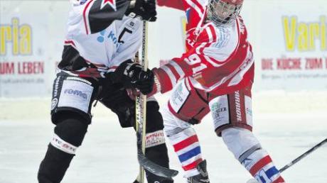 Voll konzentriert wollen die Burgauer Eishockeyspieler (rechts Tim Bertele, hier im Duell mit dem Inzeller Julian Meyer) das Unternehmen Heimsieg angehen. Bislang schafften die Eisbären erst ein Unentschieden. 