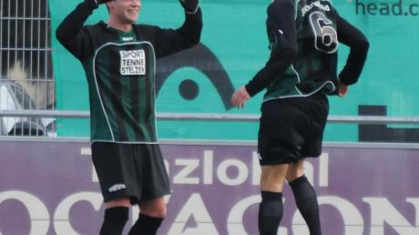 Die Matchwinner des SV Karlshuld beim Jubel: Martin Groh (links) und Markus Kurzhals waren die Torschützen beim wichtigen 2:0-Erfolg über Sulzemoos. 