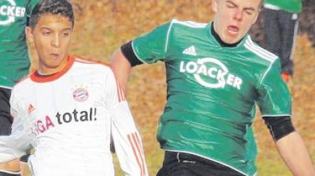 Der Einsatz von Nico Banke (rechts) zahlte sich aus, denn die C-Junioren des TSV Nördlingen erreichten gegen den Tabellenführer FC Bayern München II ein 0:0. 