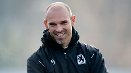 Neue Aufgabe als Löwenbändiger. Seit Kurzem ist Alexander Schmidt Cheftrainer beim Zweitligisten TSV 1860 München. Bild: dpa