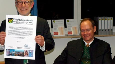 Bürgermeister Hermann Reinhard (li.)freut sich, dass nun die Bürgerstiftung eingerichtet ist. Mit im Bild Alexander Schmitz, Vorstandsmitglied der Kreissparkasse Schongau