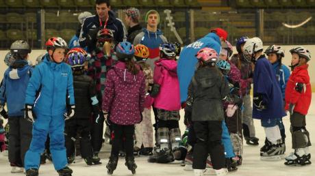 Die Trainer – der ganz Große hinten ist Nicklas Dschida – haben keine Mühe, die Kinder bei Laune zu halten, auch wenn sie mal aufs Eis stürzen. 