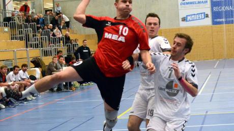Standesgemäßer Sieg für die Handballer des TSV Aichach im Bezirksoberliga-Derby gegen den TSV Dasing (weiß): Florian Hewel setzt sich hier gegen Dasings Tobias Wüpping durch. 