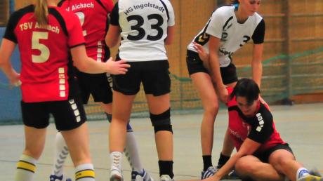 Am Boden: Tina Grünwald (ganz rechts) musste sich mit dem TSV Aichach der HG ESV/TV Ingolstadt geschlagen geben und befindet sich nun mitten im Abstiegskampf. 
