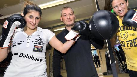Doppelte Frauenpower: Rola El-Halabi (links) und Nikki Adler bereiten sich derzeit gemeinsam mit Trainer Jürgen Grabosch auf ihre WM-Kämpfe im Januar in der Arena vor.  