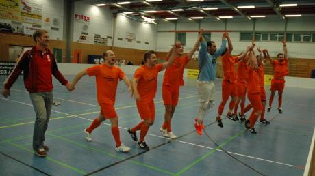 Groß war die Freude beim von Bernd Brandmair (links) betreuten TSV Klosterlechfeld nach dem Turniersieg in Schwab,ünchen. 