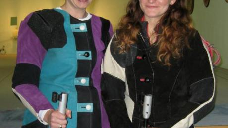 Brigitte Hämmerle (links) und die am Ende siegreiche Theresa Pfänder waren im Luftgewehrfinale der Klimmacher Vereinsmeisterschaft die beiden herausragenden Schützen.  