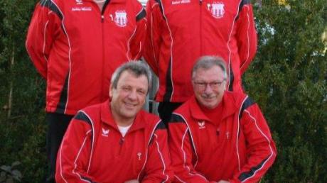 Das Oberndorfer Team mit (vorne von links) Karl Kaim und Rudolf Englisch sowie (hintere Reihe von links) Kenneth Jones und Nikolaus Miller nimmt am Bayernpokal teil.  