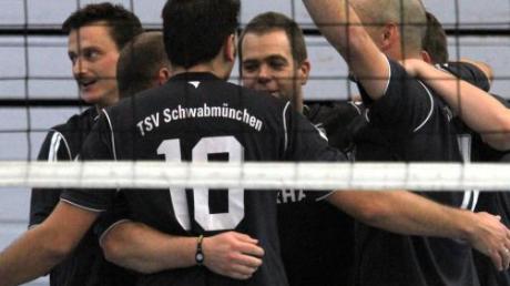 Schwabmünchens Bezirksklasse-Volleyballer bejubeln zwei Siege. 