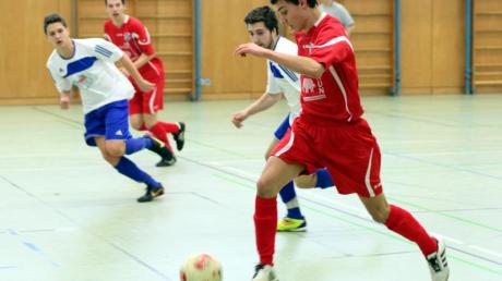 Samuel Fischer (rotes Trikot) machte zwei Tore im Spiel gegen die JFG Singoldtal. Doch die U19 des TSV Hollenbach verlor mit 2:5. 