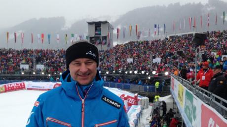 Peter Schöffel präsentiert stolz einen der Rennanzüge (oben), den die österreichische Nationalmannschaft bei der alpinen Ski-WM in Schladming (unten) getragen hat.  