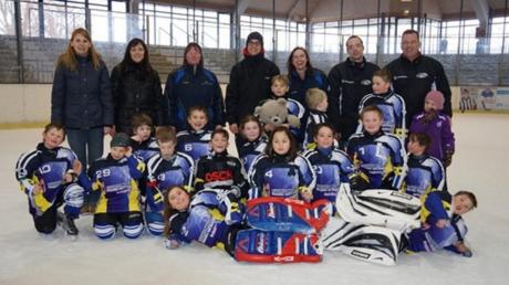 Gemeinsam stark: Die Eishockey-Kleinstschüler des ESV Türkheim und des ESV Buchloe treten als Spielgemeinschaft an. Und das – sehr zur Freude ihres Trainers David Strodel (hinten Mitte) und allen Betreuern – mit Erfolg.  