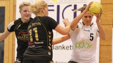 Schied bei der Niederlage der SG in Nürnberg kurz vor Schluss verletzt aus: Rebecca Gottwald (rechts).   