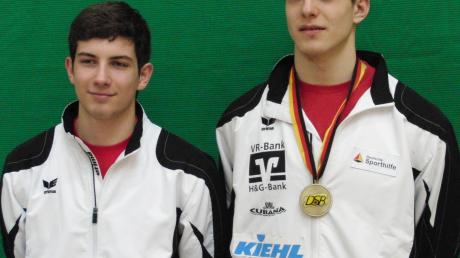 Johannes Maier (links) und Andreas Mayr vom Schützenverein Edelweiß Thierhaupten waren bei den deutschen Meisterschaften im Bogenschießen am Start. Mayr durfte sich sogar die Bronzemedaille in der Jugendklasse umhängen. 