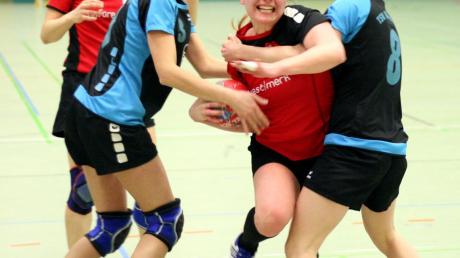 So sehr sich die Handballerinnen des TSV Aichach (am Ball Sabrina Stenzel) mühten, es reichte wieder nicht zu einem Erfolg. 