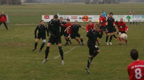 Zuletzt setzte es für den SC Nähermemmingen/Baldingen (in schwarz) zwei überraschende Niederlagen, jetzt empfängt der Kreisliga-Aufsteiger am Karsamstag den SV Holzkirchen zum Spitzenspiel.  