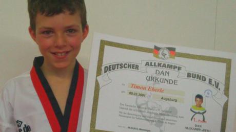 Nicht ohne Stolz präsentiert der zwölfjährige Timon Eberle die Urkunde, die er zur bestandenen Schwarzgurtprüfung erhielt.   