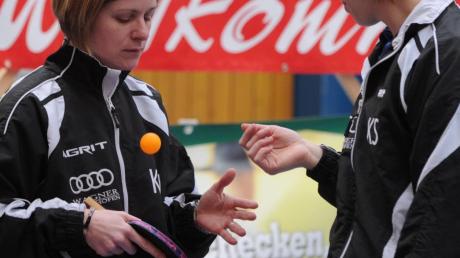 Herzlich willkommen in der 2. Bundesliga. Meisterschaft und Aufstieg sind Betreuerin Katrin Meyerhöfer (links) und Spielertrainerin Katharina Schneider vom TTC Langweid nicht mehr zu nehmen – doch die blütenweiße Weste soll unbedingt gewahrt werden. 
