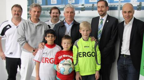 Hans Schmid, Heinrich Klimesch, Jürgen Sporer, Klaus Fischer, Matthias Ammon und Markus Müller (von links) mit Jugendspielern des TSV Wertingen nach der Pressekonferenz. 