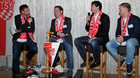 Eine gute Figur machten die drei Kapitäne des TSV Rain, Bernd Taglieber, Daniel Schneider und Maximilian Lutz (von links), beim Interview mit Radiomoderator Armin Groh (ganz links). Auch jeder Gast bekam übrigens einen TSV-Schal.  